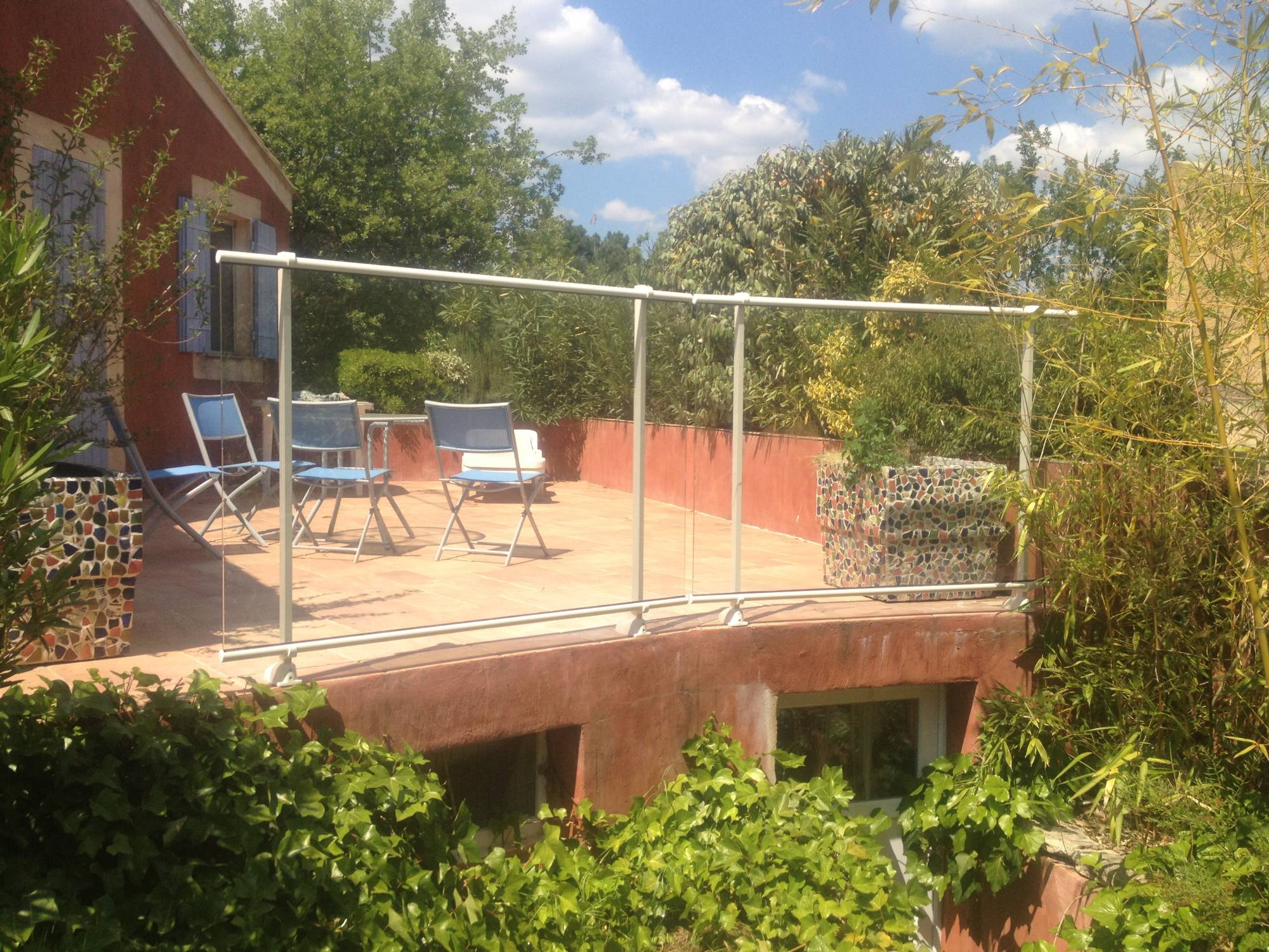 Pose d'un garde corps en aluminium et verre sur une terrasse à Roussillon