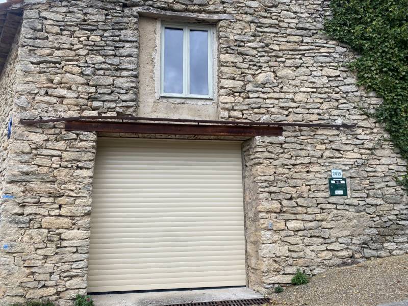 Pose de porte de garage enroulable motorisé dans le Luberon