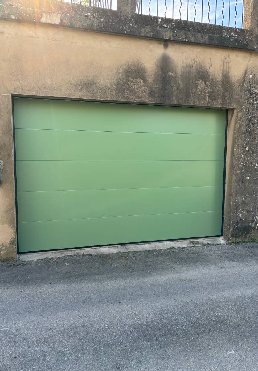 Installation d'une porte de garage sectionnelle en aluminium couleur vert olive à Apt de la marque Futurol