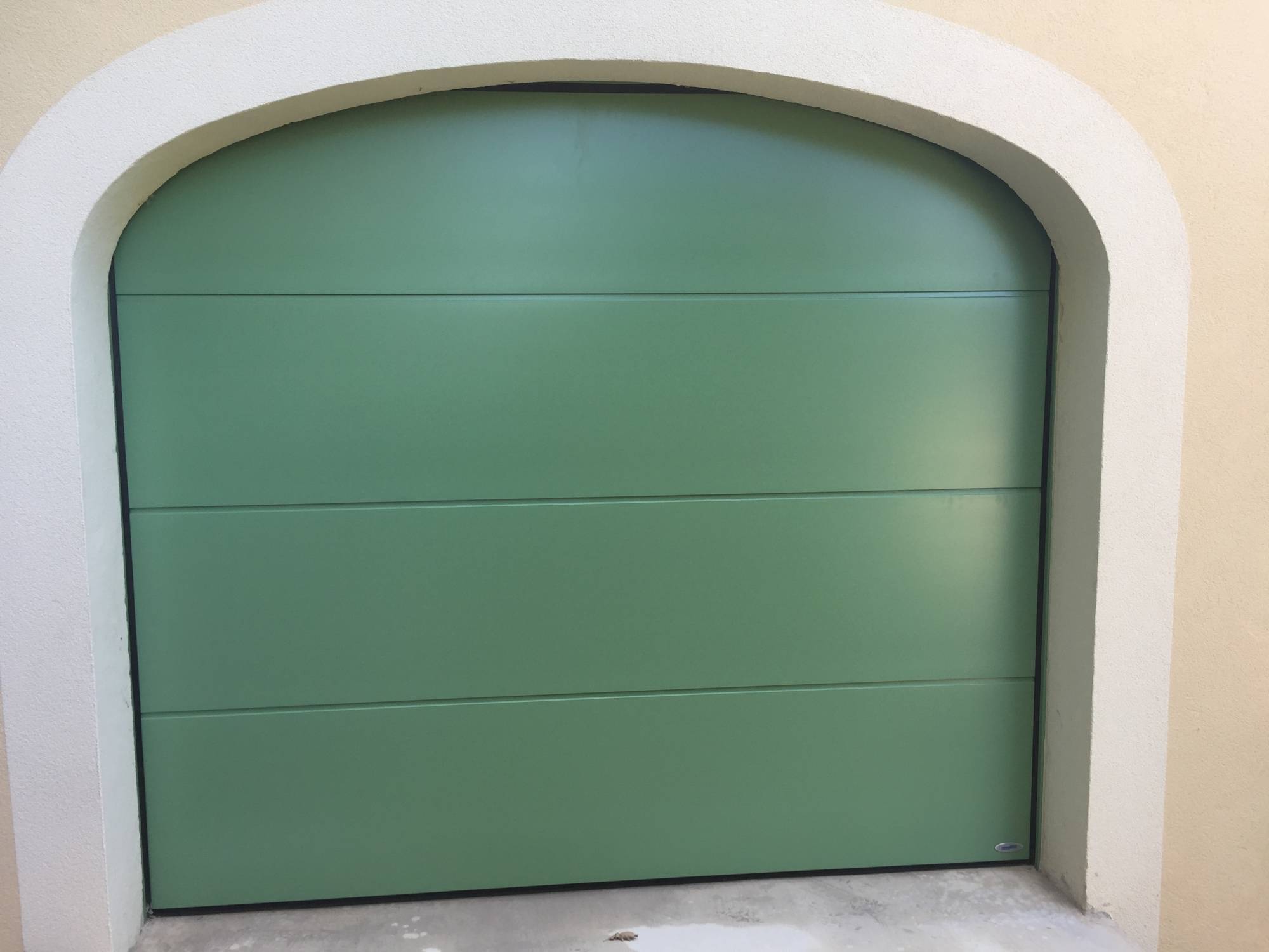 Porte sectionnelle vert olive RAL 6021 APT 84
